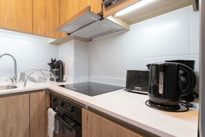 Disfruta de la comodidad de una cocina moderna, con todo lo necesario para cocinar y comer.
