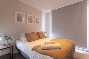 Relájate con estilo y comodidad después de un día de aventuras en este sofisticado oasis de dormitorio.