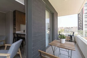 ¡Reserva tu escapada a Santiago hoy y disfruta de la combinación perfecta de conveniencia urbana y confort moderno!