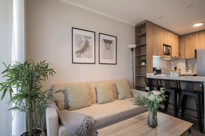 Relájate y descansa en esta elegante sala de estar, perfecta para disfrutar de tiempo de calidad con tus seres queridos.