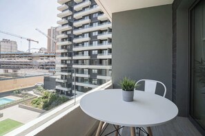 Relájate y descansa en la terraza, el lugar perfecto para disfrutar del sol de Santiago.