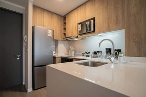 Prepara deliciosas comidas en esta cocina americana bien equipada, perfecta para crear delicias culinarias.