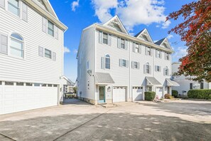 ,Front Elevation,