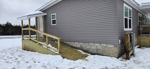 Side ramp entrance.