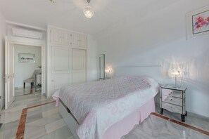Charming 2 bdr apartment with a splendid view, two balconys an pools! (5)