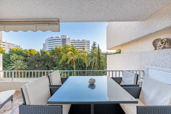 Charming 2 bdr apartment with a splendid view, two balconys an pools! (1)