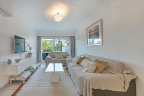 Charming 2 bdr apartment with a splendid view, two balconys an pools! (2)