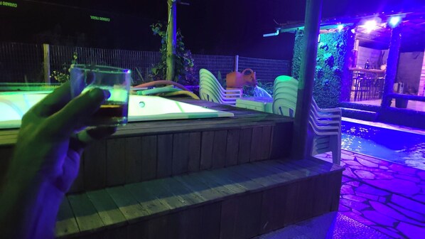 Outdoor spa tub