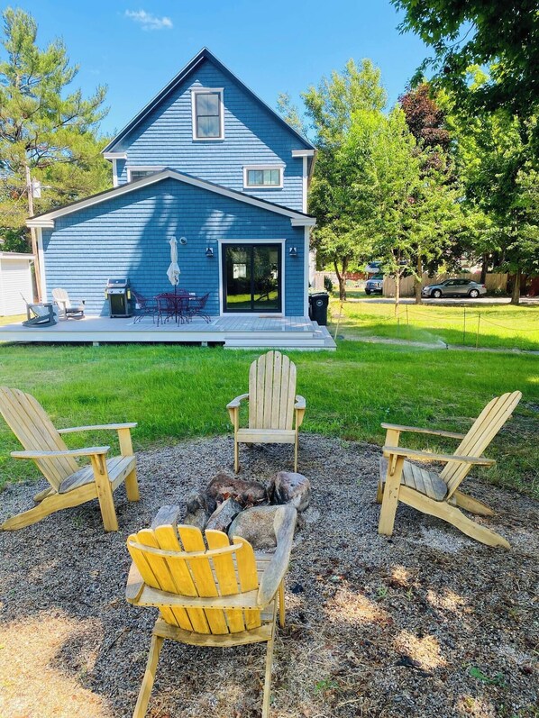 View of the back yard: private fire pit and grill ( wood not provided by default, but you get to leave it behind. We will leave it there for the next check-in.)