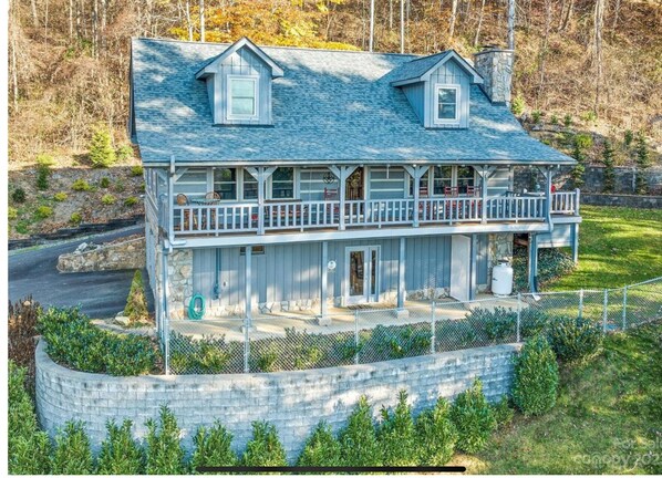 
Front of cabin. 