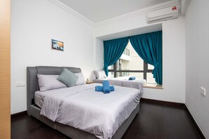 A master bedroom with a queen sized bed, single floor mattress & an en-suite.