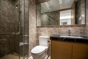 Master's en-suite.