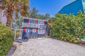 Enjoy a relaxing vacation at Casa Del Sol! This charming 3-bedroom, 2-bathroom home with beach access offers a peaceful balcony with Gulf views and a cozy outdoor sitting area for quality family time.