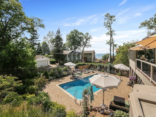 Gorgeous Pool with Lake Views!