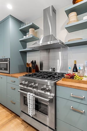 Beautiful Fully Equipped Gourmet Kitchen