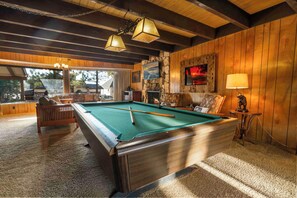 Game Room - GAME ROOM! Pool table and Mini kitchen in