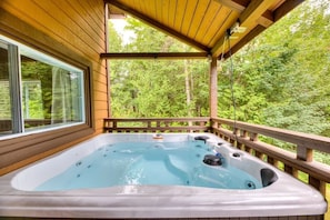 Outdoor spa tub