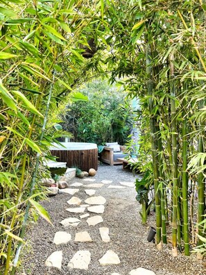 Outdoor spa tub