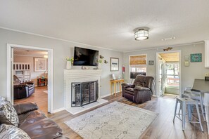 Living Room | Fireplace | Smart TV | Free WiFi