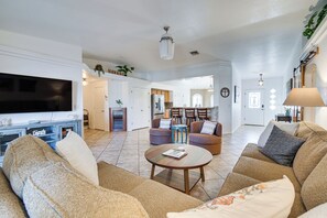 Living Room | Smart TV | Board Games