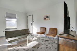 Living Room | Smart TV | Free WiFi | Central Heating & A/C