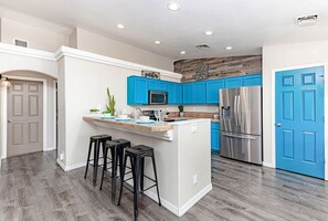 Kitchen island with barstools (3)