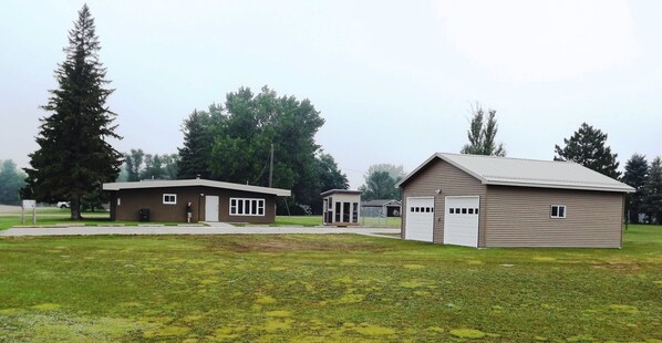 Exterior of lodge, parking lot, fillet station and heated garage for our guests.