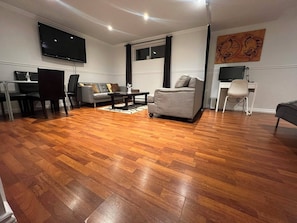 Salon / Roku disponible avec la television / Sofa-lit double