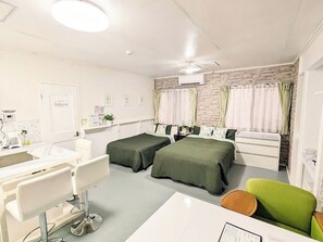 ・[Western-style Twin Room (Fresh American)] Up to 3 people can stay. Relax in a spacious room.