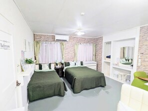 ・[Western-style Twin Room (Fresh American)] A one-room apartment equipped with one single bed and one semi-double bed.