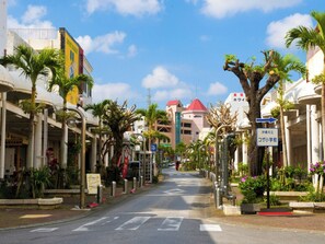 ・[Nearby] At Chuo Park Avenue, you can enjoy shopping for miscellaneous goods and gourmet food.
