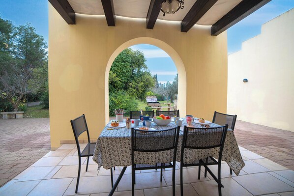 Outdoor dining