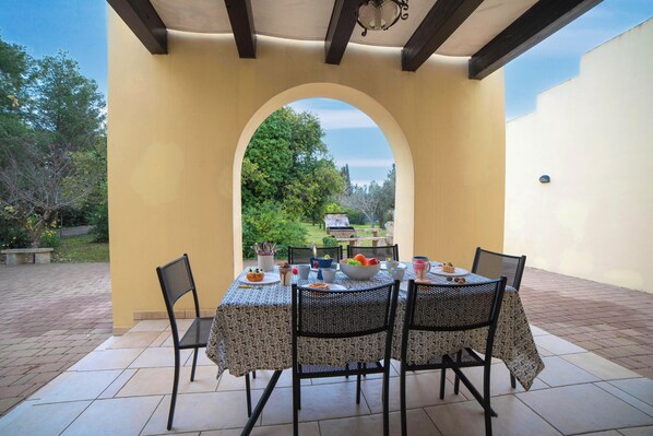 Outdoor dining