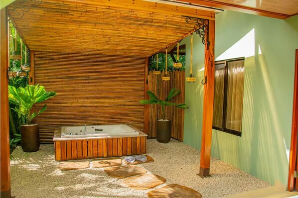 Outdoor spa tub
