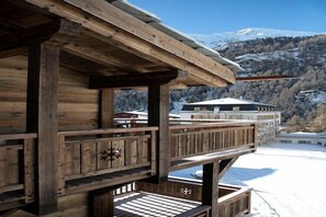 Stugans exteriör [vinter]