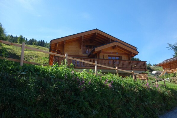 Außenseite Ferienhaus [Sommer]