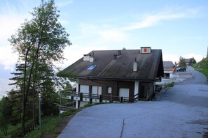 Stugans exteriör [sommar]