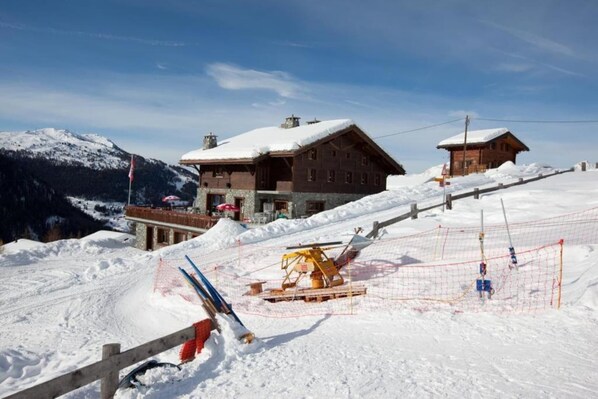 Stugans exteriör [vinter]