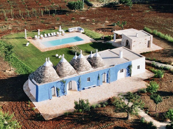 Activities, Amenities, Balcony / Terrace / Patio, Building Exterior, Facilities, Garden, Pool, Spring, Summer