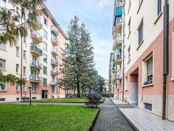 Jour, Bâtiment, Appartement, Zone Résidentielle, Quartier, Design Urbain, Condominium, Établissements Humains, Usage Mixte, Trottoir