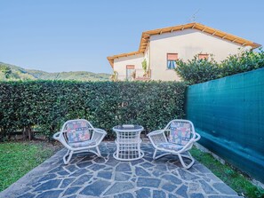 Gartenmöbel, Garten, Schatten, Landscaping, Stuhl, Hinterhof, Tisch Im Freien, Eco Hotel, Schwimmbad, Zaun