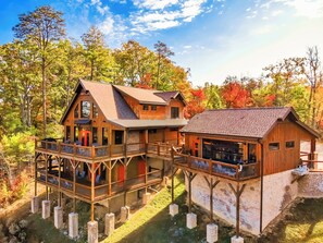 Cozy Smoky Mountain cabin with scenic Tennessee valley views