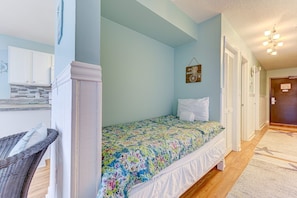 Atlantic Towers 207-print-018-021-Hall Daybed-4200x2800-300dpi