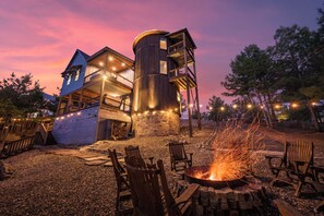 Enjoy s'mores and time with loved ones around our campfire. 