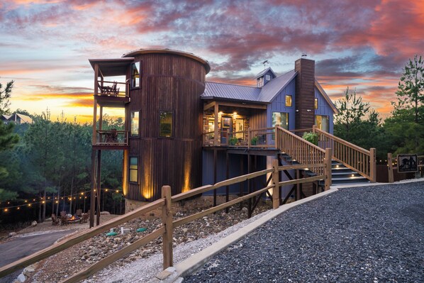 A unique cabin experience in Broken Bow with amazing tree top views!