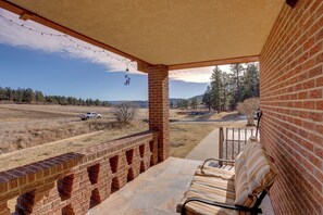 Unit Entry | Mountain View | Shared Gas Grill | Single-Story Apartment