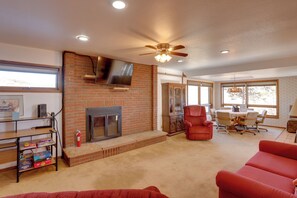 Living Room | Free WiFi | Smart TV | Fireplace | Sleeper Sofa
