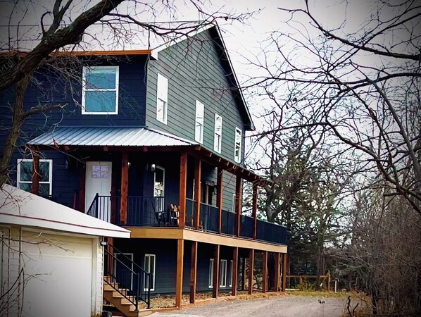 Lakehouse Lodge Front