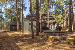 Central Location: Next to Coconino National Forest, minutes from NAU, Downtown Flagstaff, and a short drive to Snowbowl, Sedona, and the Grand Canyon.