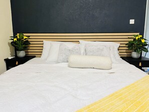 Master bedroom with kingbed and closet, AC